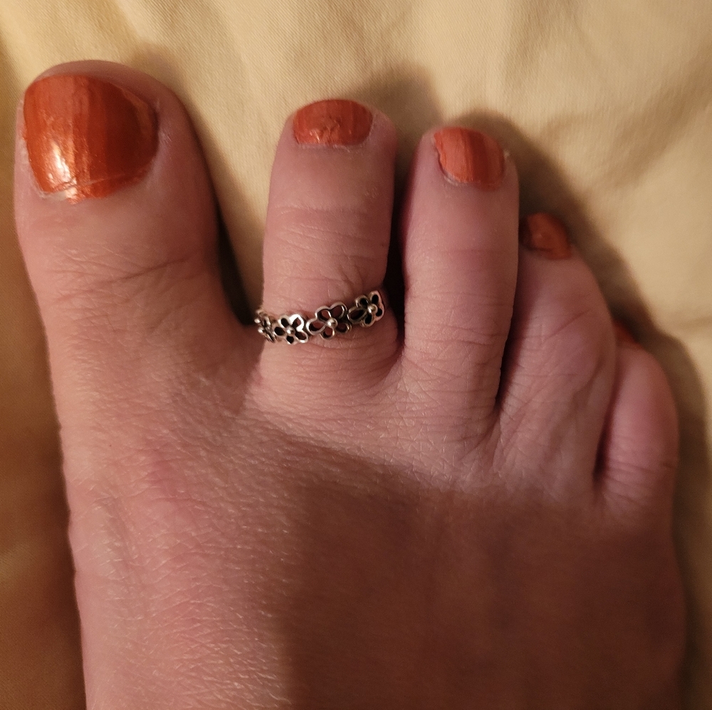 Flower toe ring